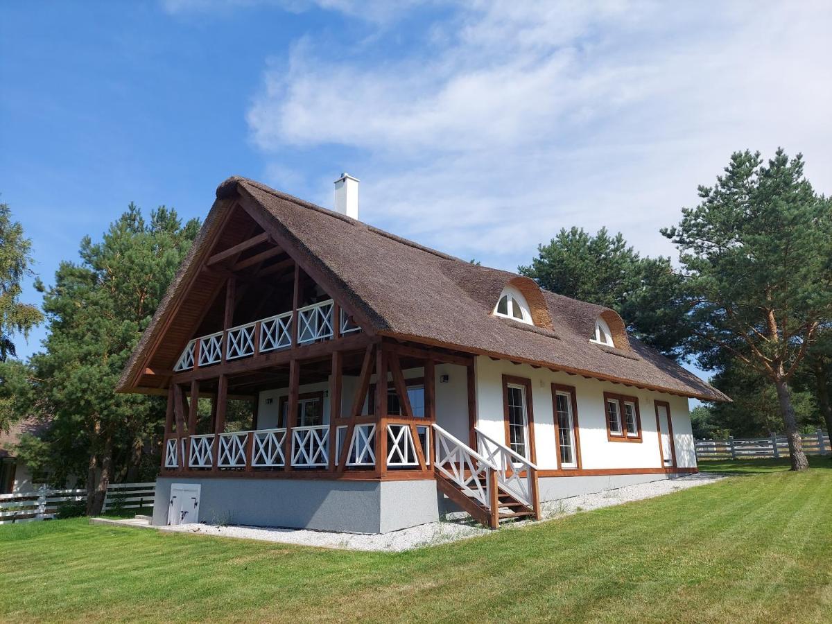 Greyówka dom kryty strzechą w Gardna Park Vila Czysta Exterior foto